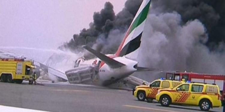 Se incendió un avión de Emirates tras un aterrizaje de emergencia en Dubai