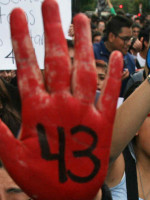 Los 43 de Ayotzinapa: forenses argentinos desmienten versión oficial
