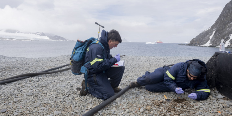 Realizan un mapeo de las bases antárticas para detectar y biorremediar hidrocarburos en el suelo