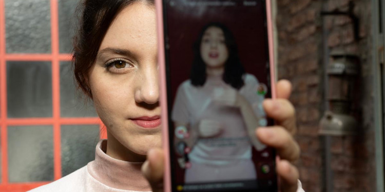 Tiene trastorno bipolar y concientiza en TikTok: "Salir del closet de la salud mental es posible"