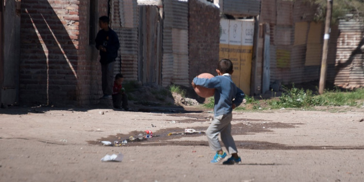 La pobreza alcanza a casi la mitad de los niños del país