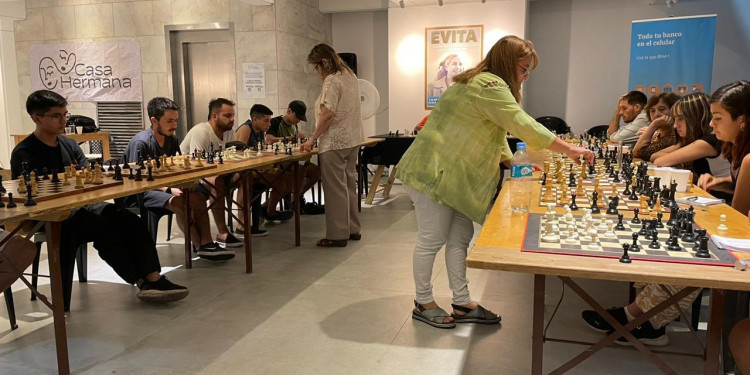 La capacidad de jugar al ajedrez no se relaciona con el género, sino con las oportunidades