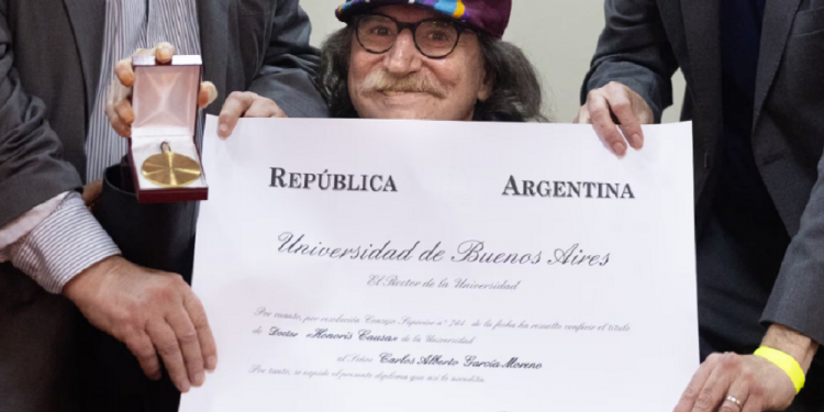 "Desde hoy pasaré a llamarme Dr. Charly García" 