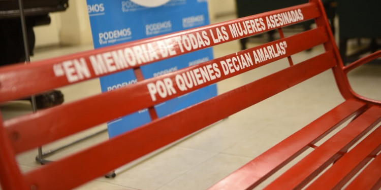 Un banco rojo por las que ya no están