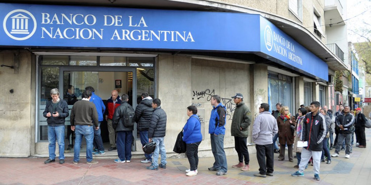 Paritaria sin resolver: bancos atenderán al público sólo hasta las 12