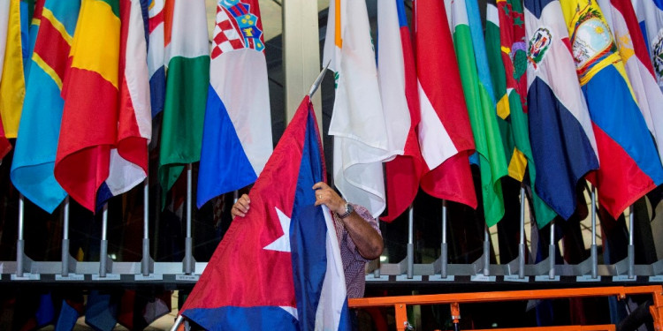 La bandera cubana ya ondea en el departamento de Estado de EE.UU.