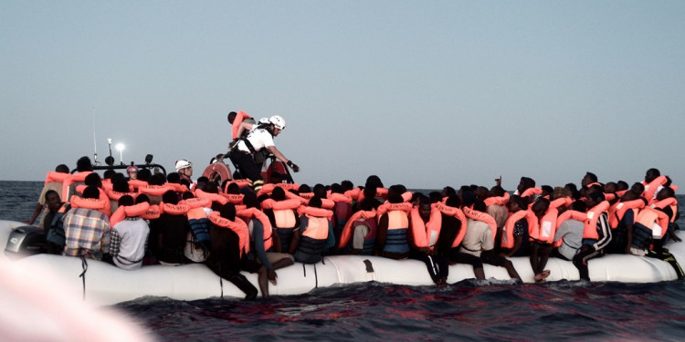 España recibirá al barco con 629 migrantes varados en el Mediterráneo