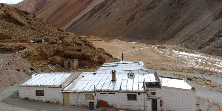 Multaron a la Barrick por el derrame en Veladero