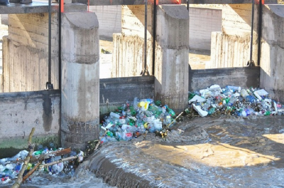 Basura en los cauces: "Por año, se retiran más de 140 kilos por metro cuadrado"