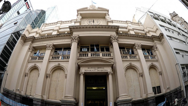 imagen Licitarán letras para frenar el dólar