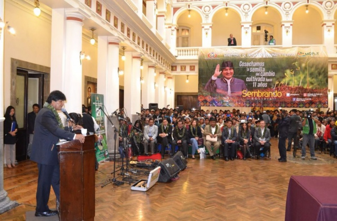 Polémica por la nueva ley de coca que promulgó Evo Morales