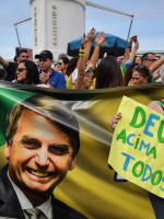 Bolsonaro saca ventaja pero habría balotaje