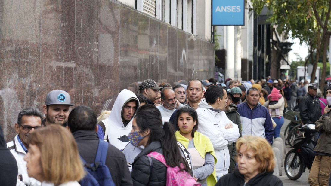 Las filas de la indigencia: dramáticas postales en todo el país para cobrar el bono de Anses