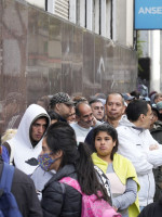 Las filas de la indigencia: dramáticas postales en todo el país para cobrar el bono de Anses