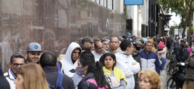 Las filas de la indigencia: dramáticas postales en todo el país para cobrar el bono de Anses