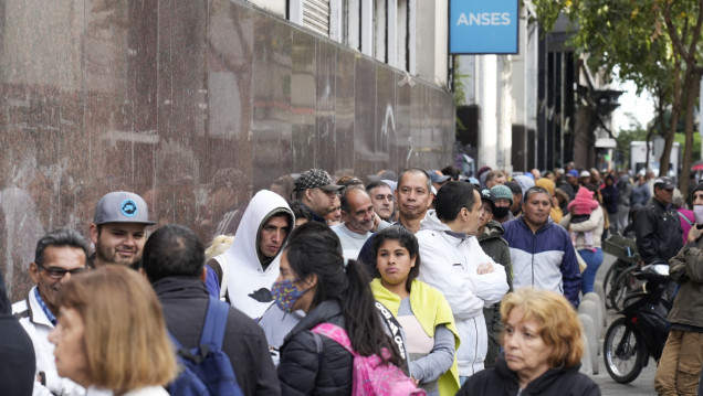 imagen Las filas de la indigencia: dramáticas postales en todo el país para cobrar el bono de Anses