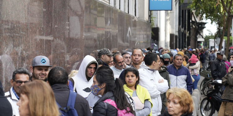 Las filas de la indigencia: dramáticas postales en todo el país para cobrar el bono de Anses