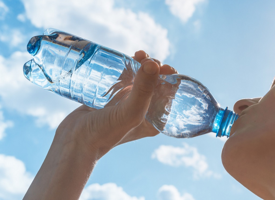 ¿Agua embotellada o de la canilla? Un debate entre salud y medio ambiente 