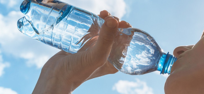 ¿Agua embotellada o de la canilla? Un debate entre salud y medio ambiente 