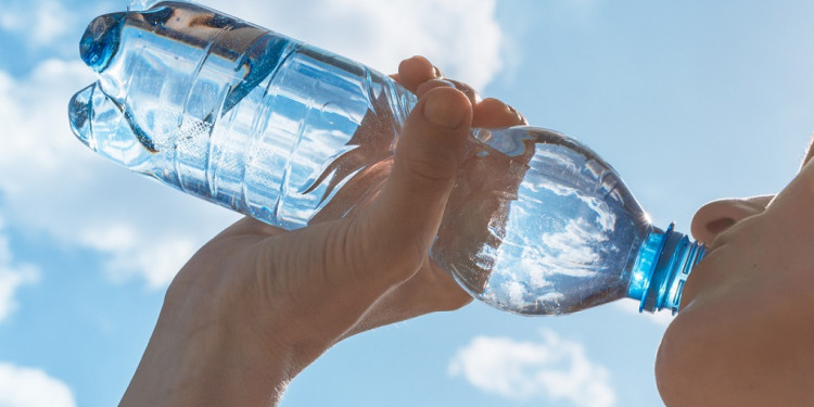 ¿Agua embotellada o de la canilla? Un debate entre salud y medio ambiente 