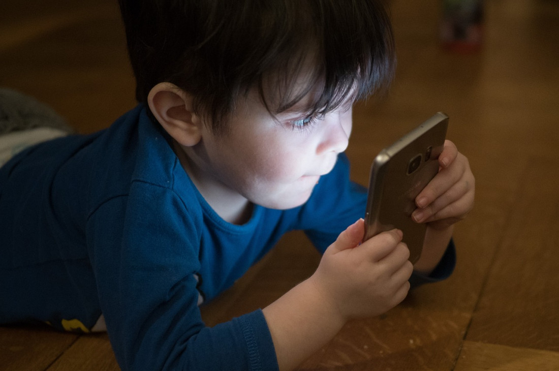 Cómo acordar con niños, niñas y adolescentes el uso de celulares y pantallas