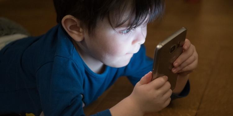 Cómo acordar con niños, niñas y adolescentes el uso de celulares y pantallas