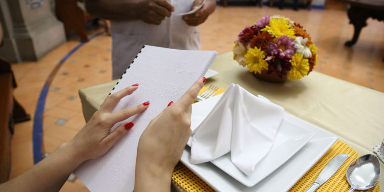 A partir del 14 de agosto, los restoranes deberán tener un menú en braille