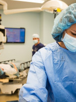 Las mujeres en el sector de la salud y el cuidado ganan hasta el 24% menos que los hombres