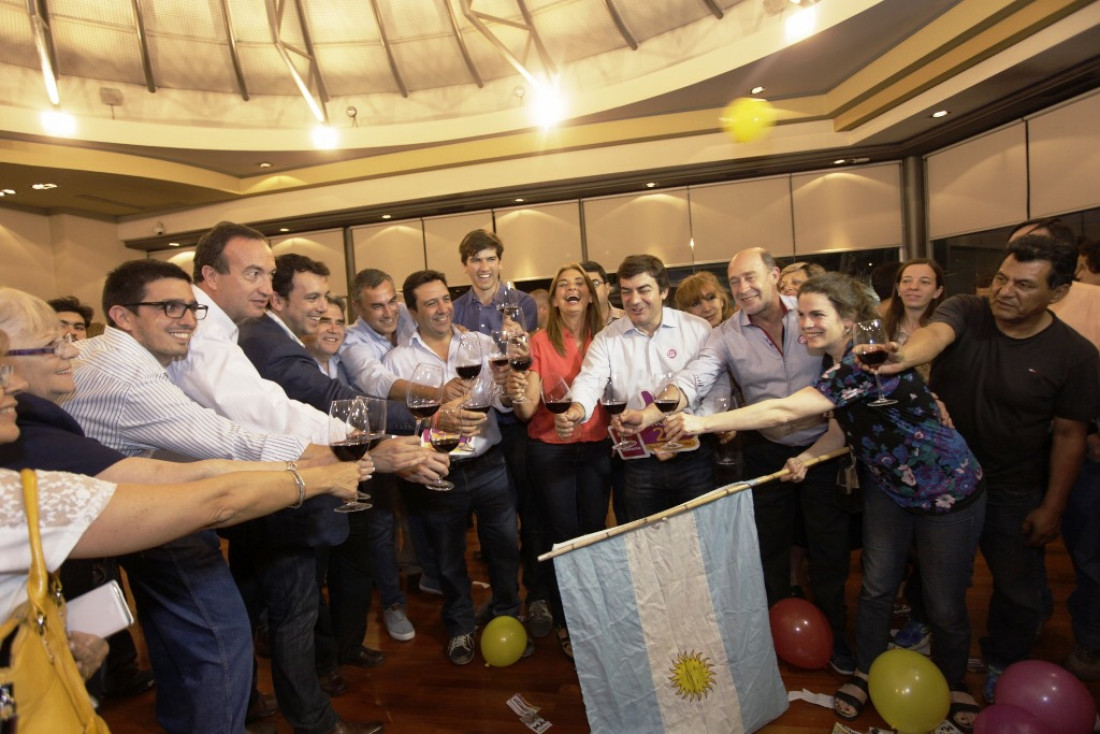 El primer brindis en el búnker de Cambiemos