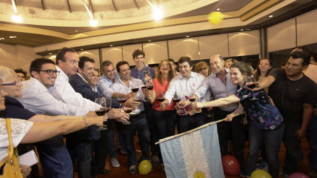 imagen El primer brindis en el búnker de Cambiemos