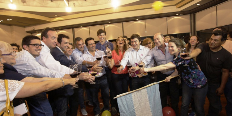 El primer brindis en el búnker de Cambiemos