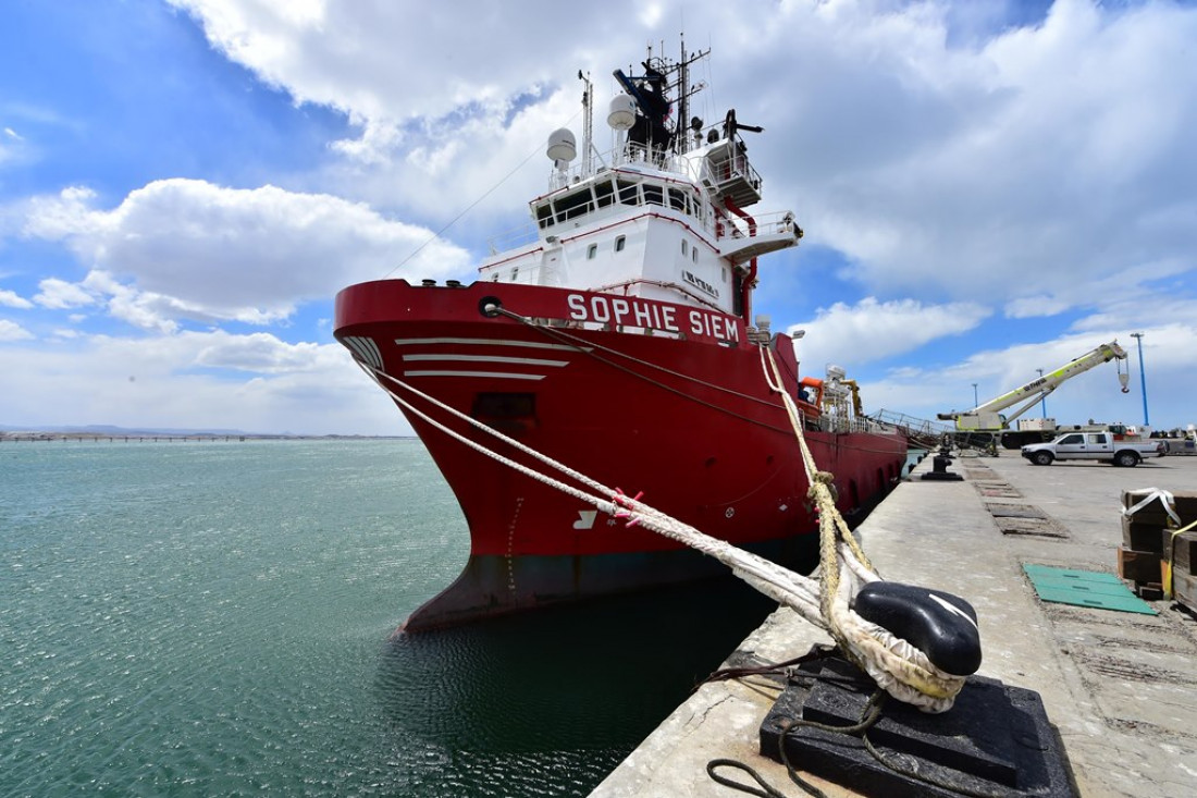 Un buque con un minisubmarino navega hacia la zona de búsqueda del ARA San Juan