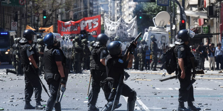 Fotogalería: Un día de furia en el Congreso