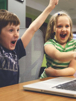 Dos especialistas de Conicet analizan pros y contras de la exposición de las infancias a las pantallas