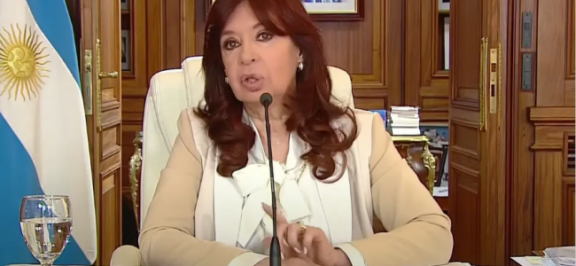 Tras más de dos horas y media, Cristina finalizó su descargo con acusaciones a fiscales y a la oposición