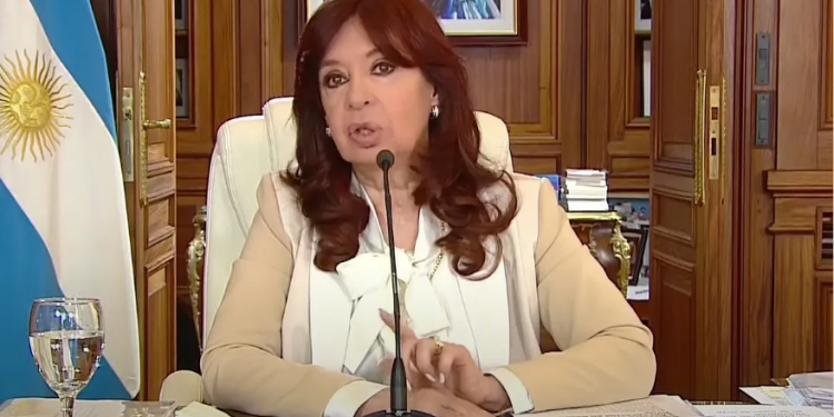 Tras más de dos horas y media, Cristina finalizó su descargo con acusaciones a fiscales y a la oposición