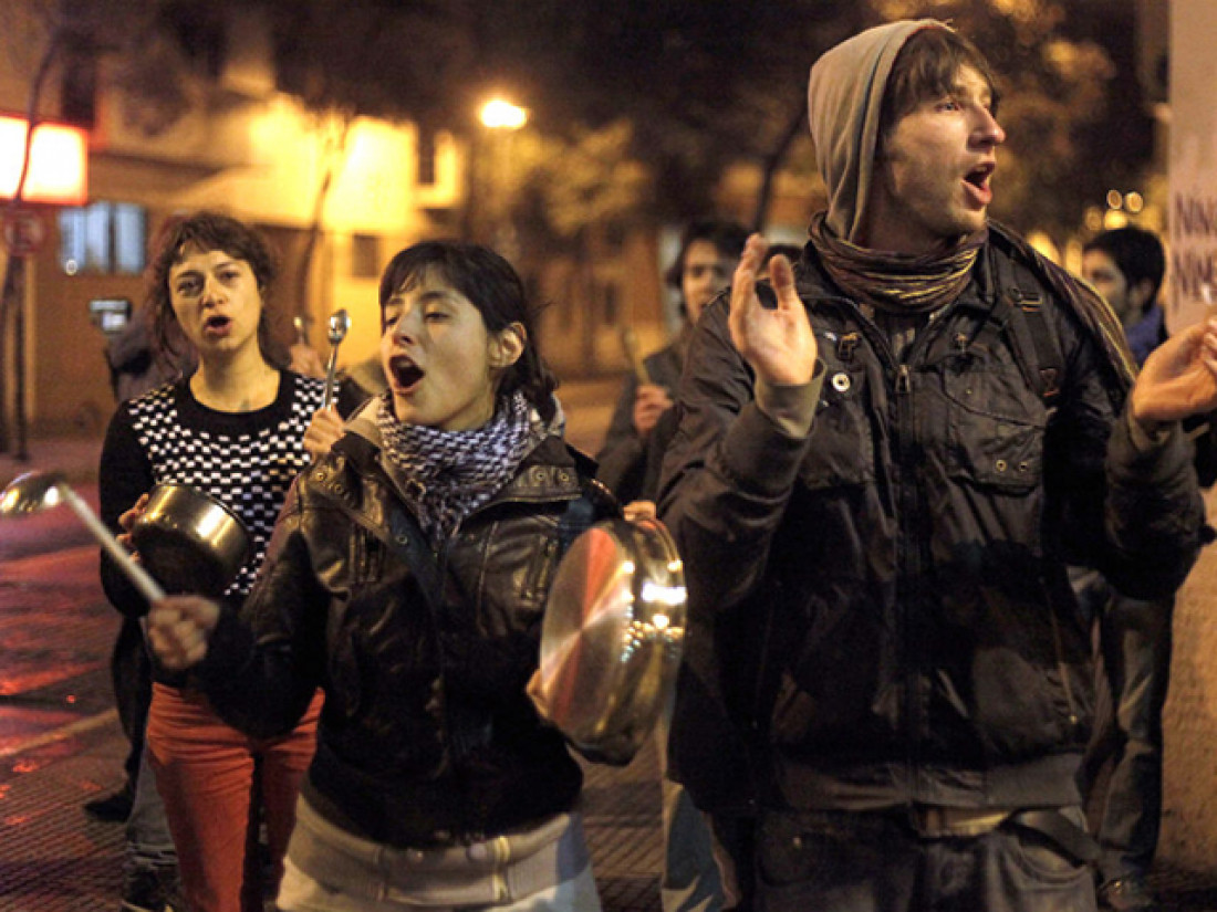 Cacerolazo nocturno coronó otro día de protestas por educación gratuita