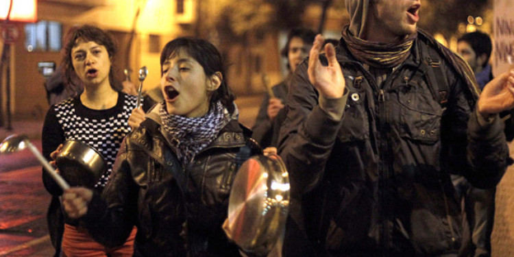 Cacerolazo nocturno coronó otro día de protestas por educación gratuita