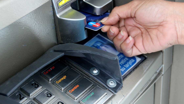 imagen Piden adelantar el pago a estatales para evitar la falta de billetes por el fin de semana XL