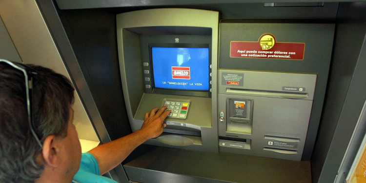 Aumentan los precios de servicios bancarios