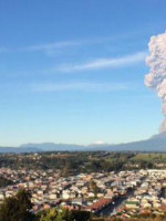 Las cenizas del volcán chileno Calbuco afectan a villas argentinas