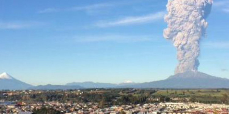 Las cenizas del volcán chileno Calbuco afectan a villas argentinas