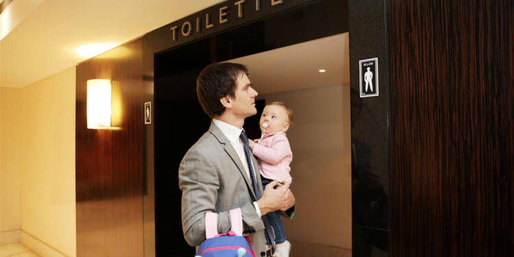Un pasito más hacia la igualdad: cambiadores de bebés en baños de varones
