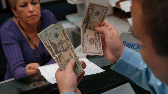 imagen El dólar bajó por tercer día consecutivo y cerró en $ 37,81