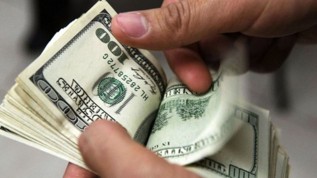 imagen Fuerte caída del dólar en el debut de las bandas cambiarias