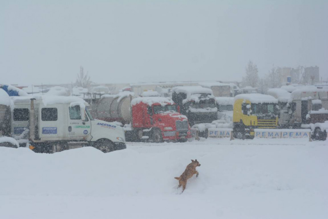 Más de 800 camioneros varados en alta montaña