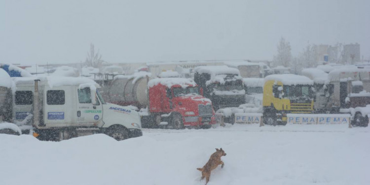 Más de 800 camioneros varados en alta montaña