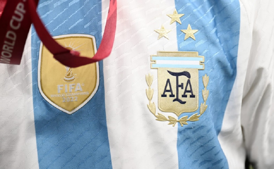 La camiseta argentina con las tres estrellas ya es furor y promete récord de venta 