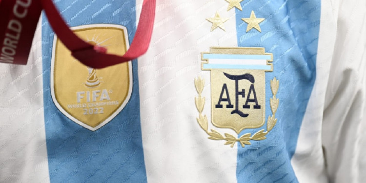 La camiseta argentina con las tres estrellas ya es furor y promete récord de venta 