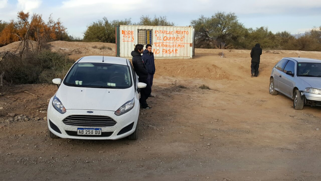 Denunciaron que "matones armados" irrumpieron en campo comunitario